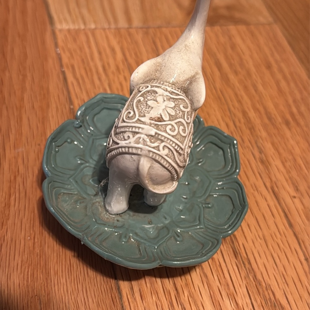Vintage elephant ring holder - Picture 3 of 5